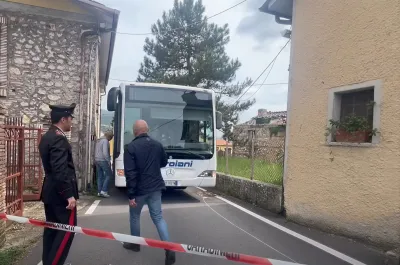 Stroncone, donna aggredita a martellate sul bus. Ricoverata in condizioni gravissime, si cerca l aggressore