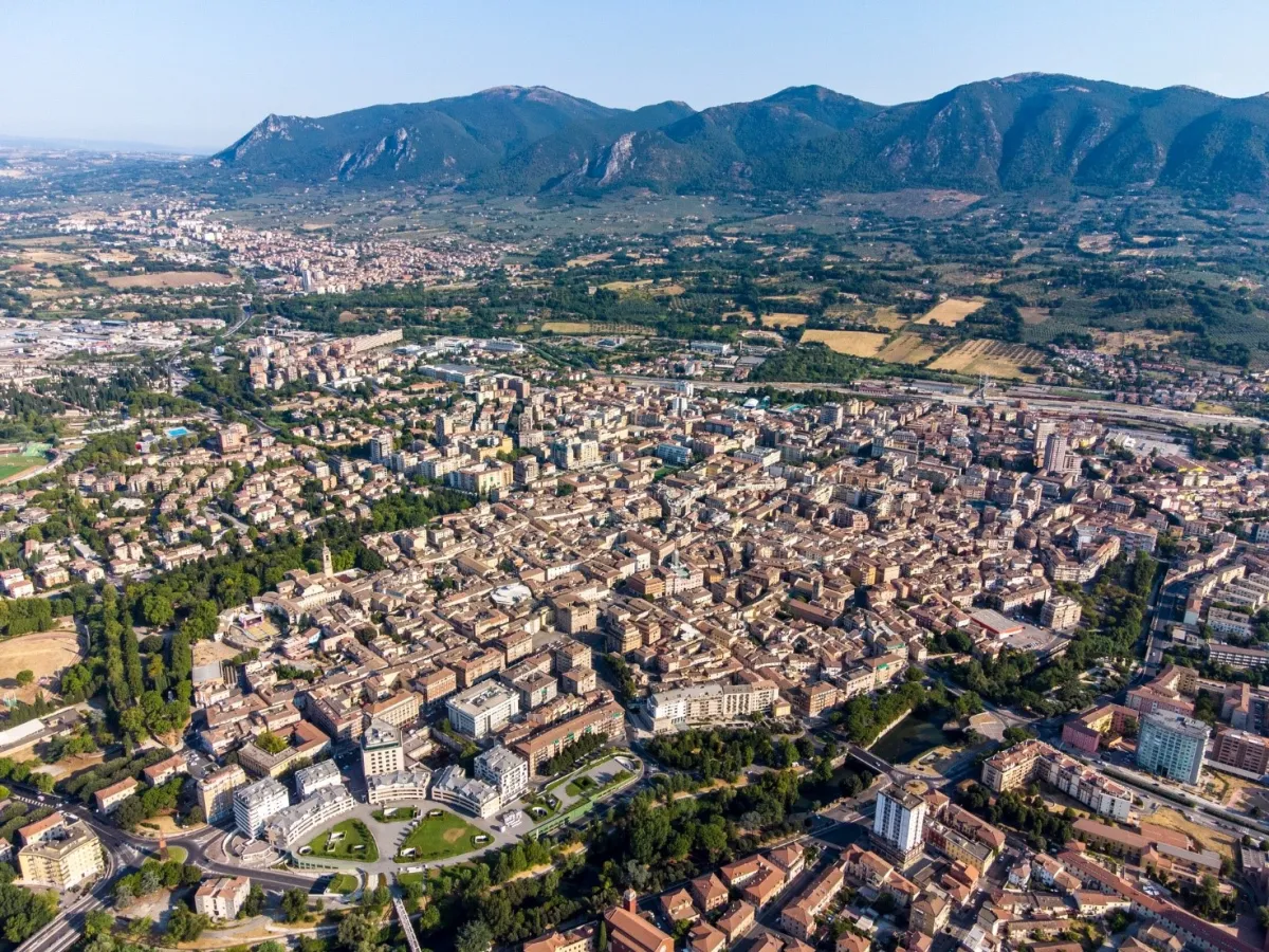 Terni, il centro non trattiene più: il 60% dei visitatori scappa entro un’ora e metà ha oltre 55 anni