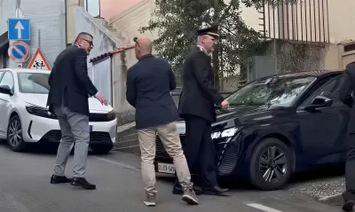 Stroncone, caccia all’uomo dopo le martellate sul bus, vittima in rianimazione. Le associazioni e la politica:  Basta violenza sulle donne 