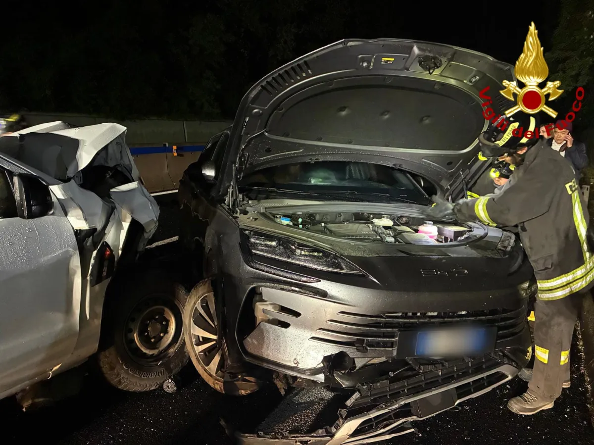 Terni, paura sulla SS3: incidente tra due mezzi, occupanti illesi
