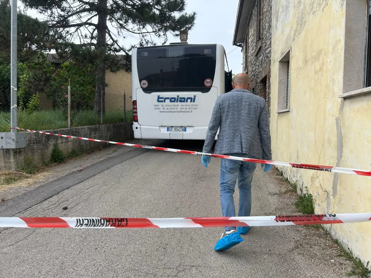Stroncone, donna aggredita a martellate sul bus. Ricerche a tappeto, in campo anche i reparti specializzati dell'Arma 