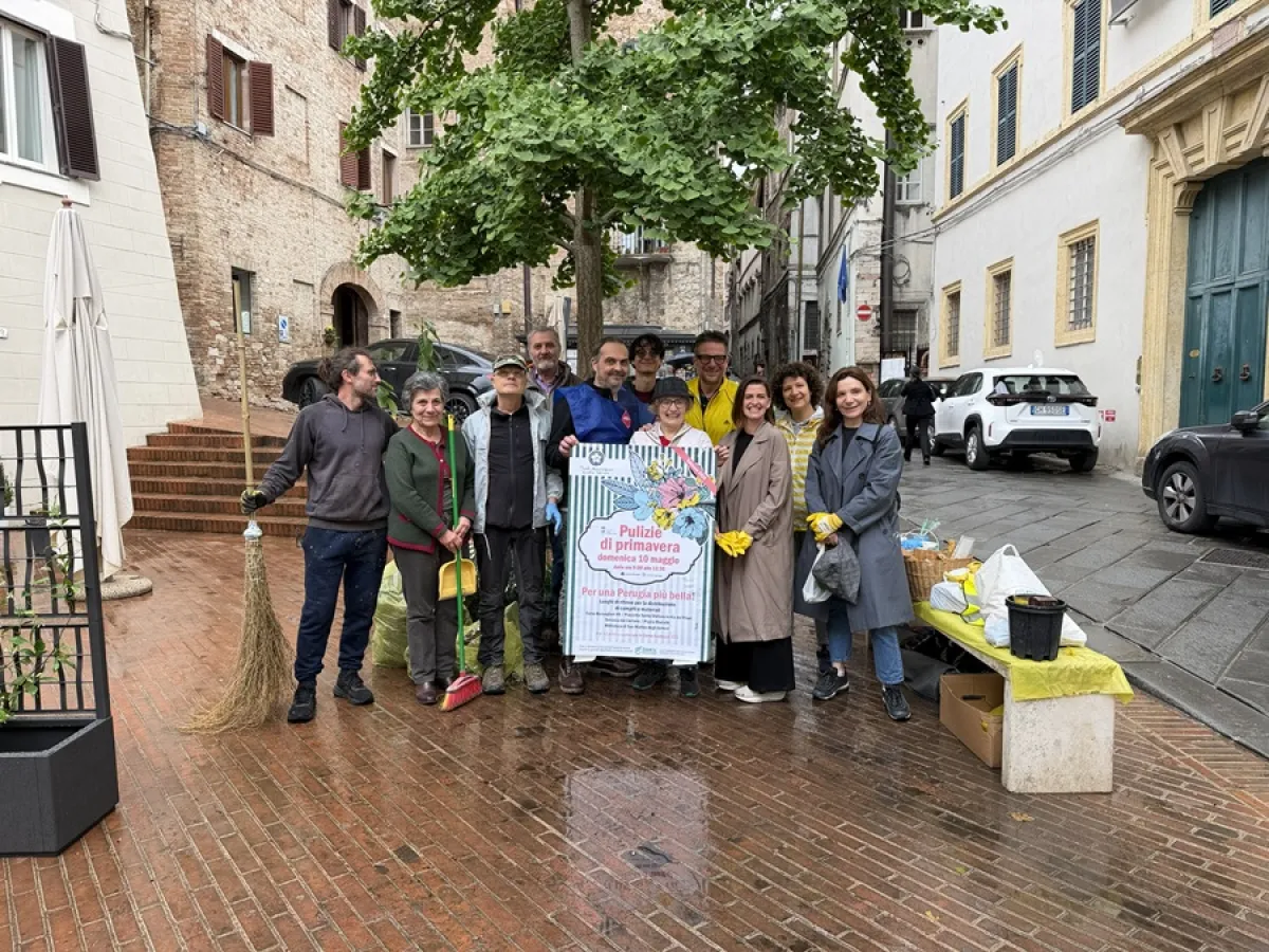 Perugia, il centro storico si mobilita per le “Pulizie di Primavera”: volontari in strada per la cura di spazi pubblici e aree verdi