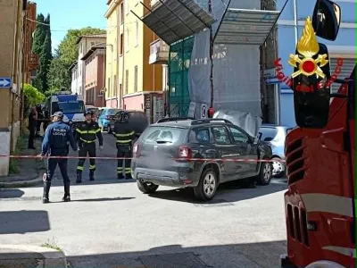 Terni, violento incidente all'incrocio: due feriti in ospedale e un ponteggio pericolante