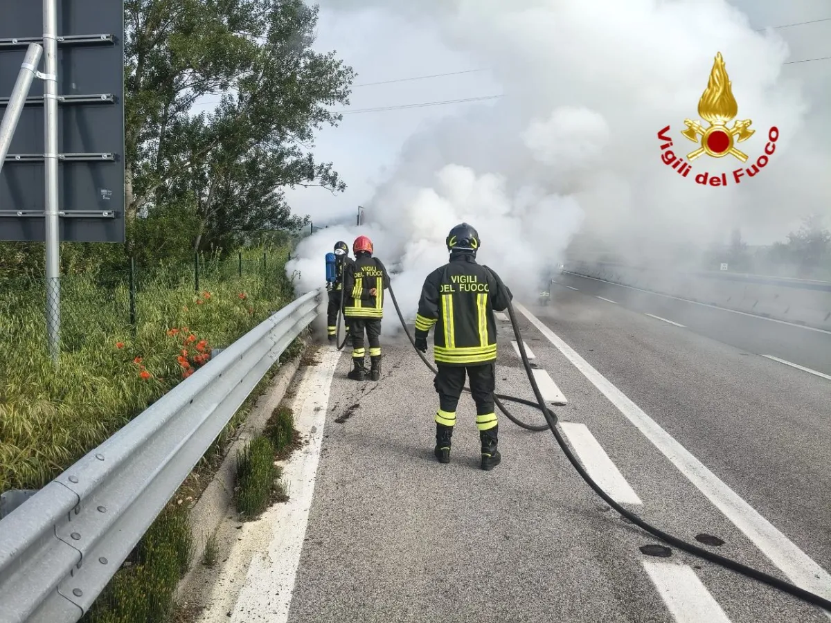 E45, automobile in fiamme in direzione sud: intervento dei Vigili del Fuoco all'altezza di Promano. Illesi gli occupanti