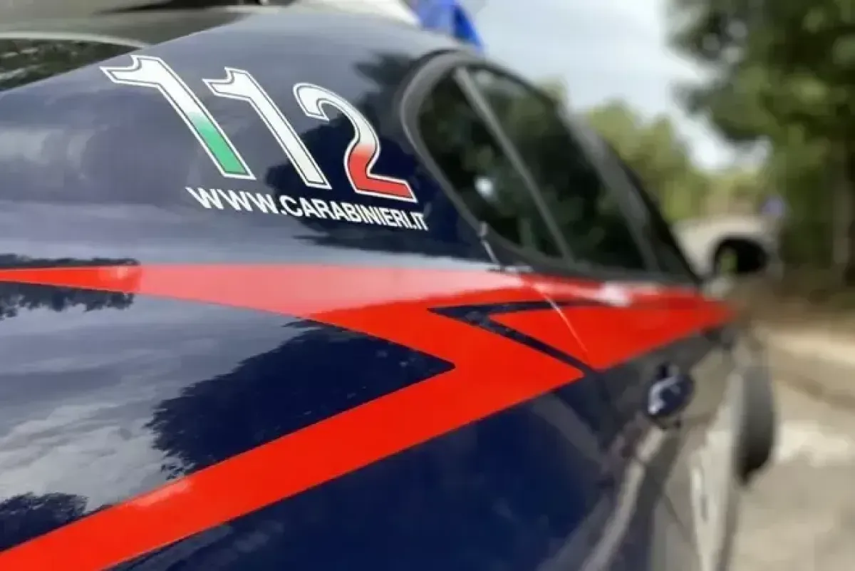 Vetralla, frontale sulla Cassia tra auto e automedica: ferito un infermiere umbro, si cercano quattro giovani fuggiti dopo l'impatto