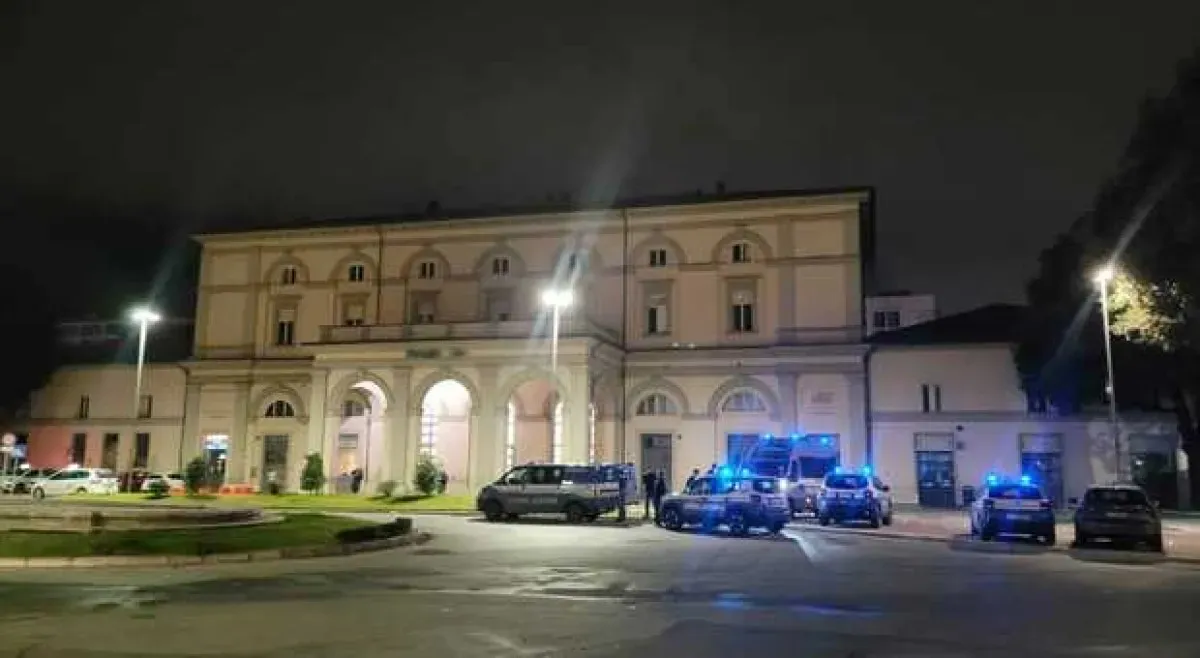 Perugia, tensione a Fontivegge. Ubriaco aggredisce una donna e poi ferisce un agente della Polfer