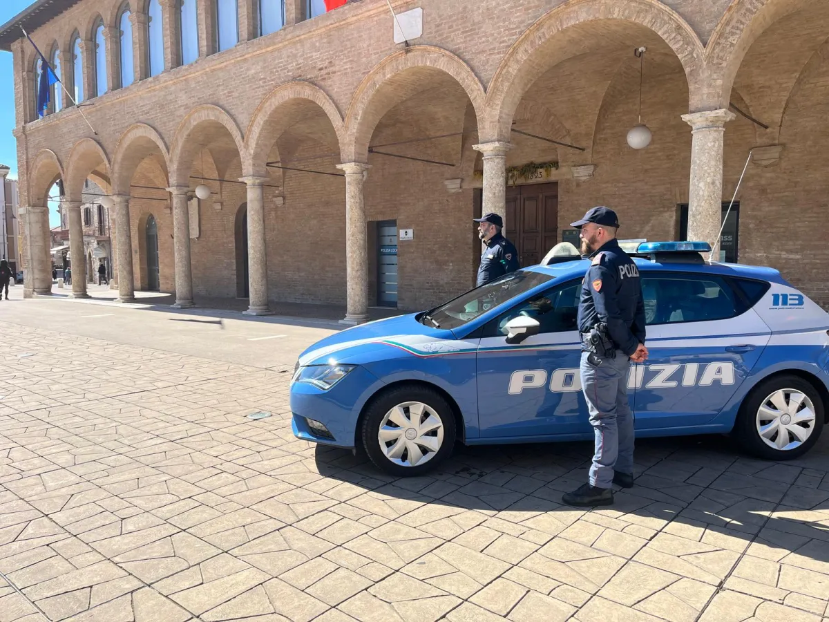 Assisi, cocaina nascosta sotto il tappetino dell’auto: arrestato ventenne con precedenti per spaccio