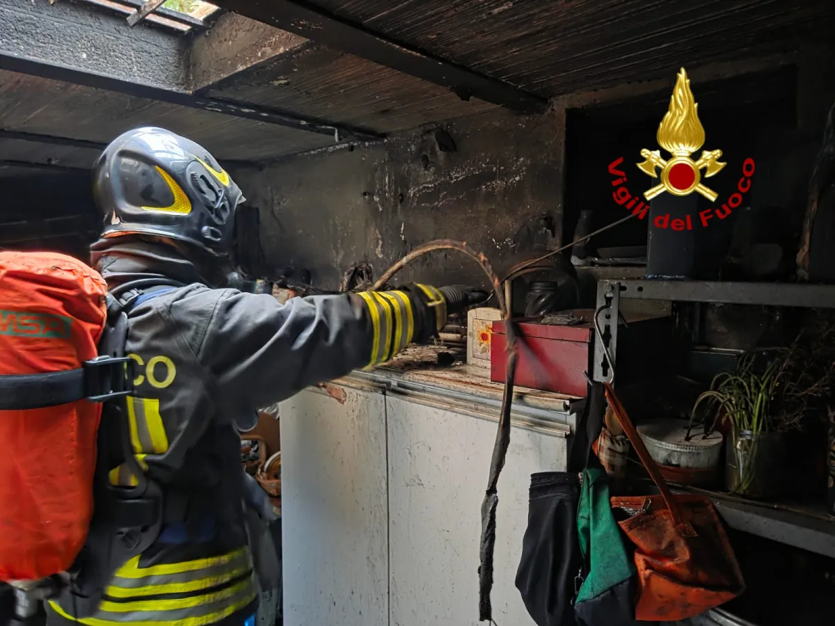 Paura ad Assisi per un incendio in via Ada Negri: corto circuito al piano terra, villetta inagibile