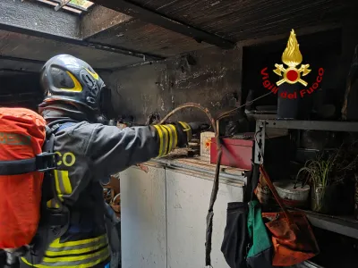 Paura ad Assisi per un incendio in via Ada Negri: corto circuito al piano terra, villetta inagibile