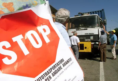 Autotrasporto umbro verso il fermo: 1.100 euro di costi in più al mese, dal 25 maggio mezzi bloccati per cinque giorni