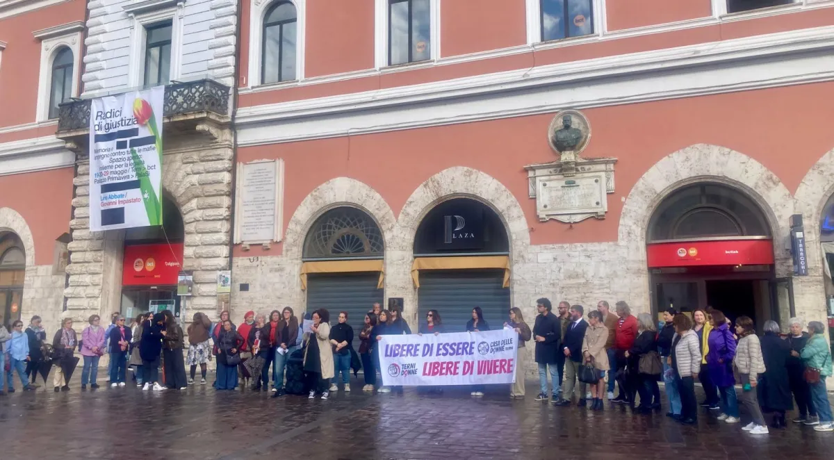 Terni in piazza per Fatiha, la donna brutalmente aggredita su un bus a Stroncone