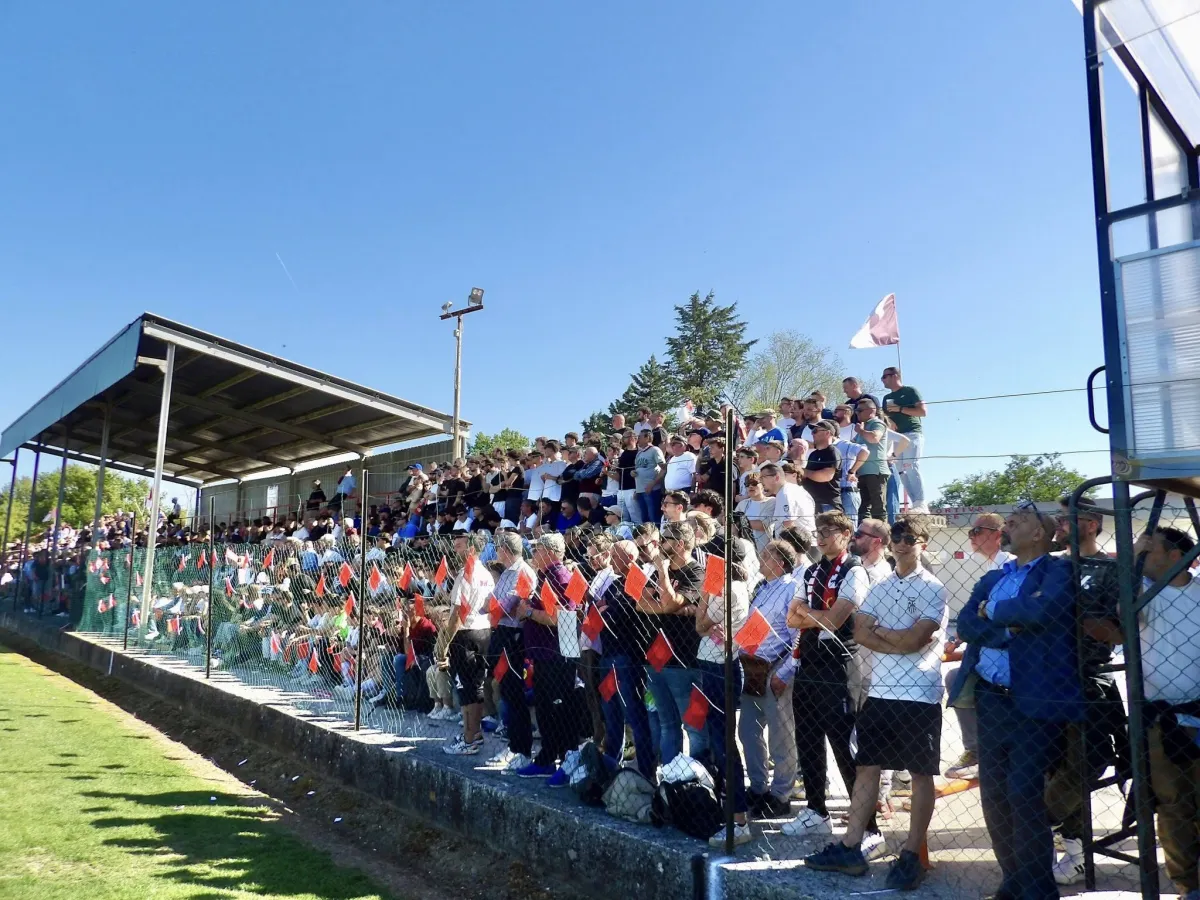 Padule-Gubbio, il paradosso del calcio eugubino: stadio pieno in Promozione, spalti vuoti in Serie C