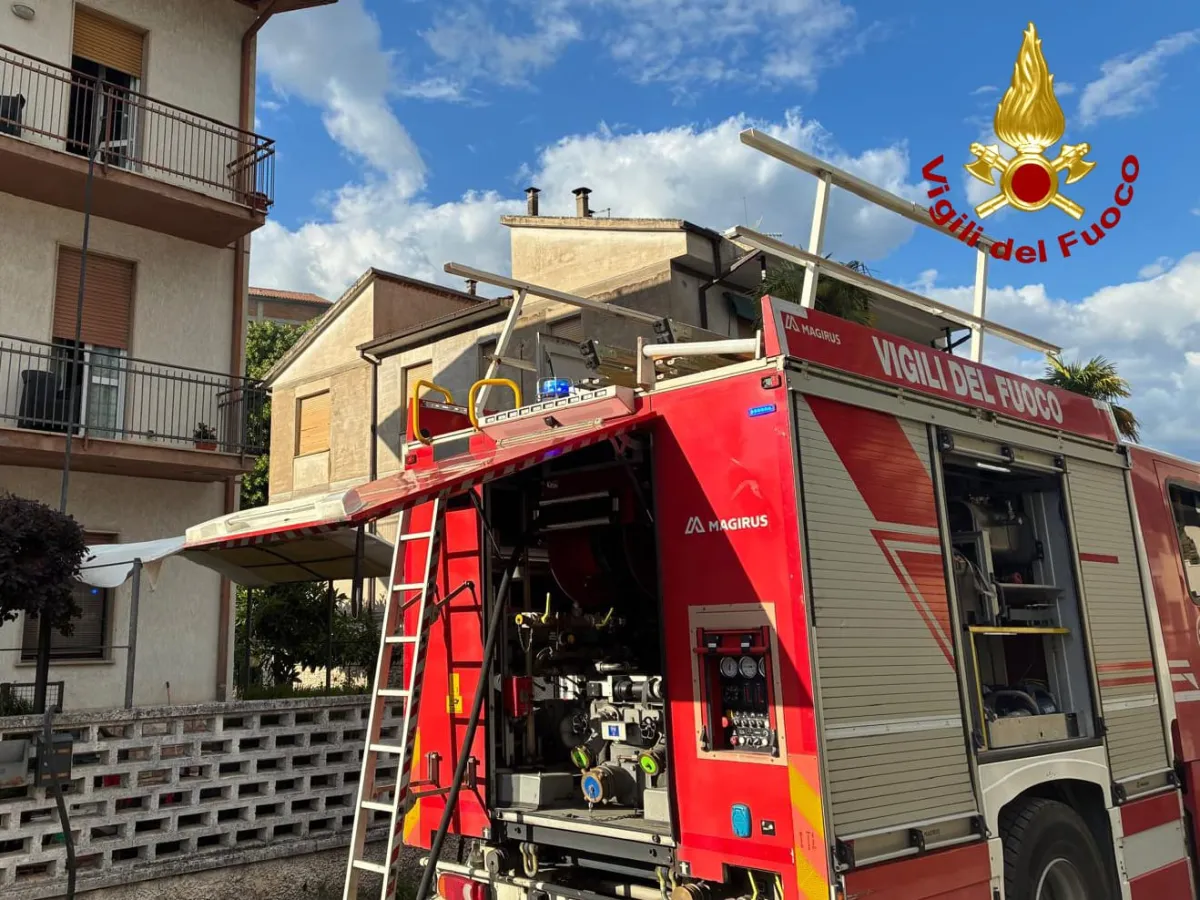 Terni, incendio in una mansarda a San Giovanni: tre persone si salvano tra fumo e fiamme