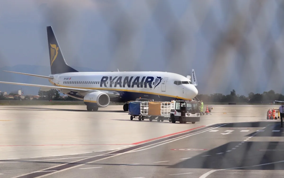 Aeroporto dell'Umbria, tenta di volare a Londra con passaporto falso: arrestato 42enne