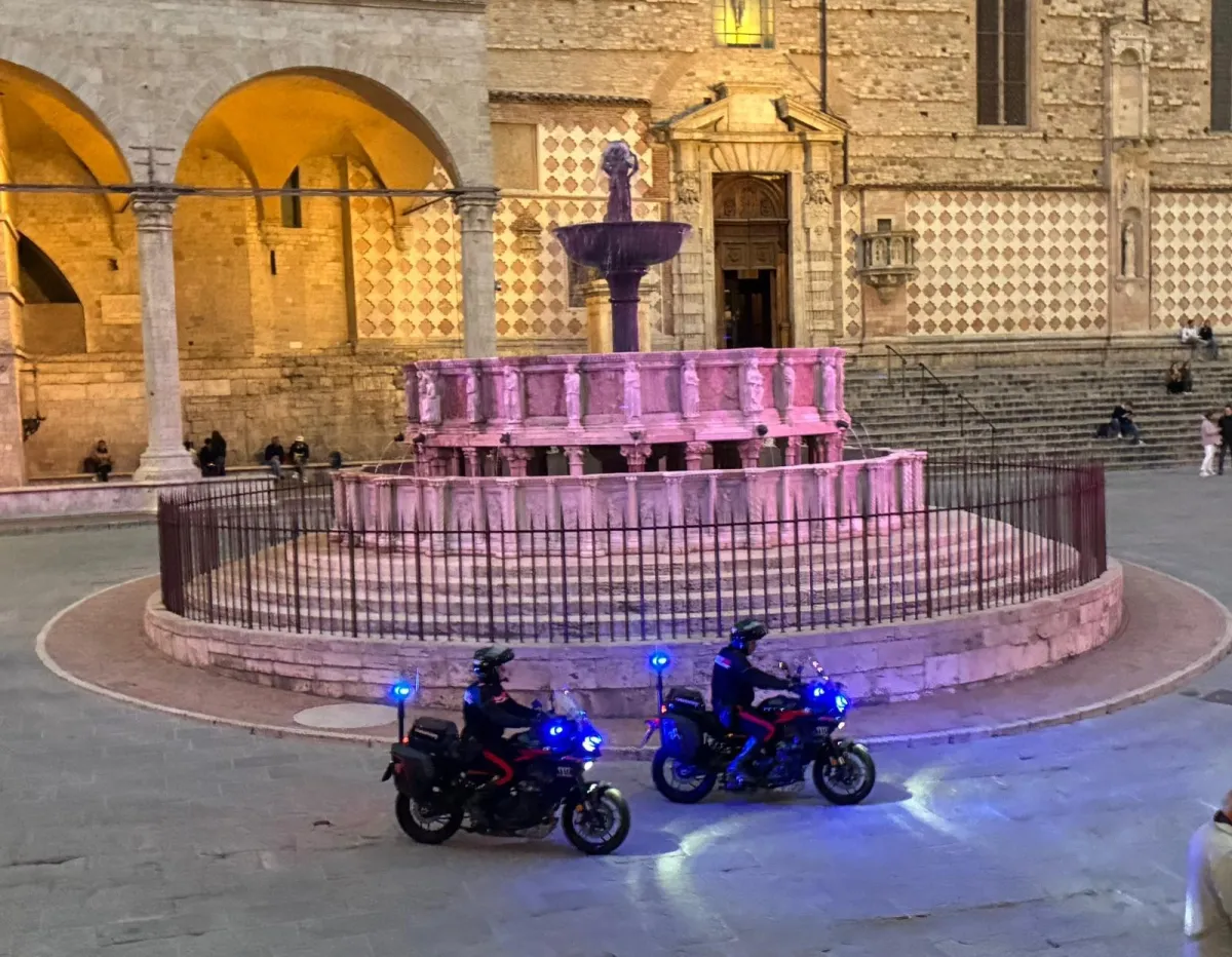 Controlli per la malamovida a Perugia, 29enne con cocaina e bilancino aggredisce i carabinieri: arrestato