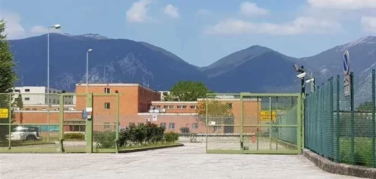 Terni, detenuto minaccia di gettarsi dal tetto del carcere. Due agenti della Penitenziaria lo fanno desistere