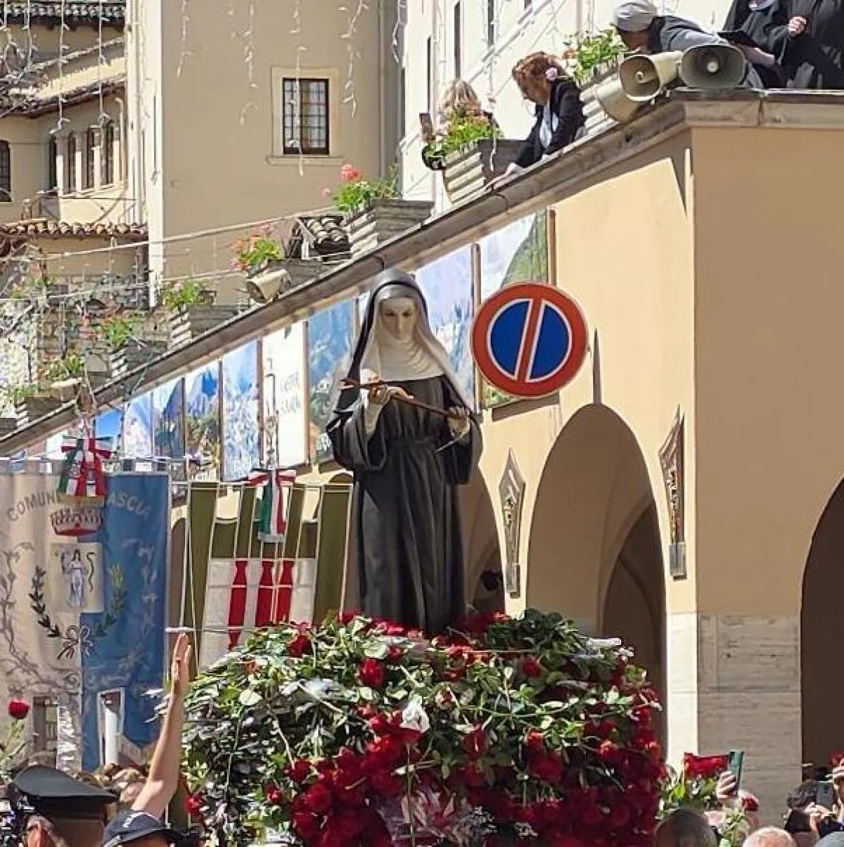 Cascia, la Festa di Santa Rita unisce il mondo: migliaia di pellegrini tra fede, emozione e il gemellaggio con Chicago