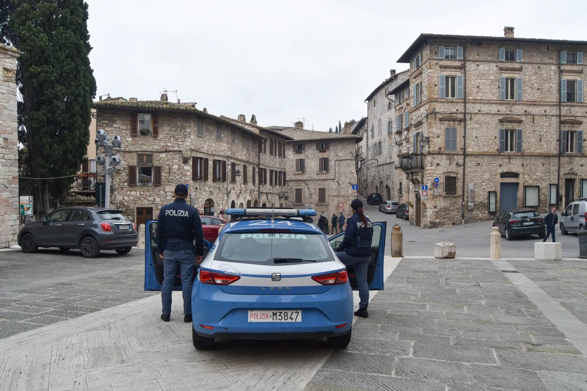 Assisi, pistola e munizioni lasciate nella vecchia abitazione: denunciato un 26enne