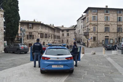 Assisi, pistola e munizioni lasciate nella vecchia abitazione: denunciato un 26enne