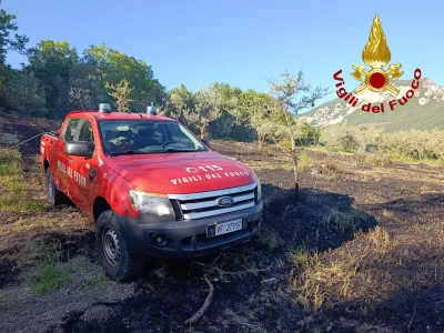 Incendio boschivo a Ferentillo: fiamme vicino alle case, in azione Canadair ed elicottero dei Vigili del Fuoco