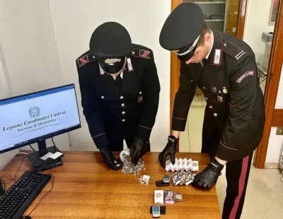 Montefalco, oltre 1,4 chili di hashish nascosti nel giardino: arrestato un 55enne