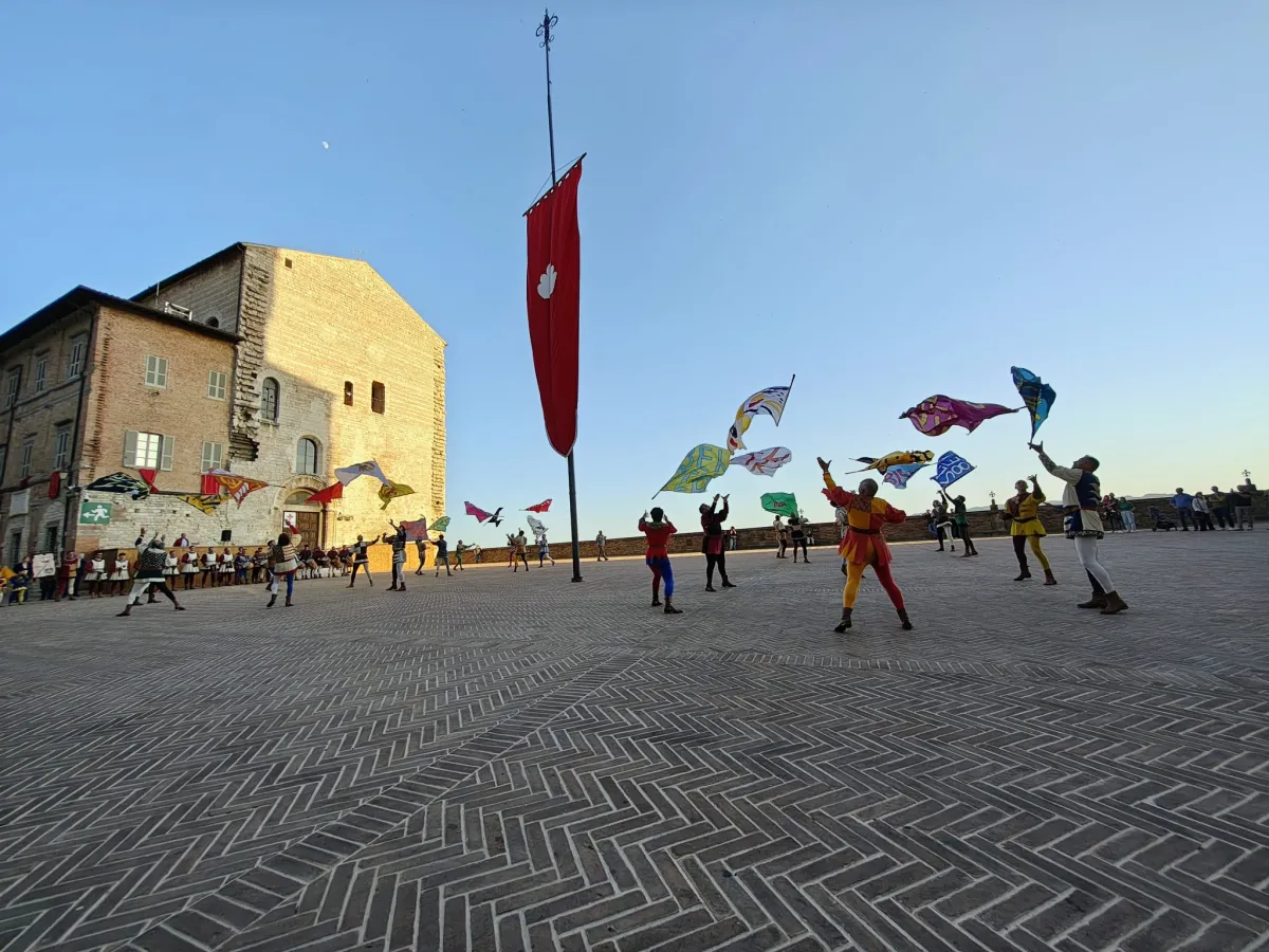 Gubbio celebra i 57 anni degli Sbandieratori: “Ambasciatori di pace nel mondo”