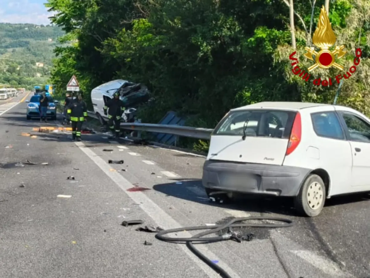 Terni, violento incidente al viadotto di Toano: scontro tra due auto nei pressi dello svincolo San Carlo