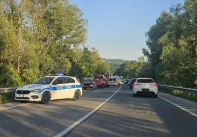 Incidente sulla SS 219 Pian d’Assino a Branca: sei persone in ospedale, possibile causa cani sulla carreggiata