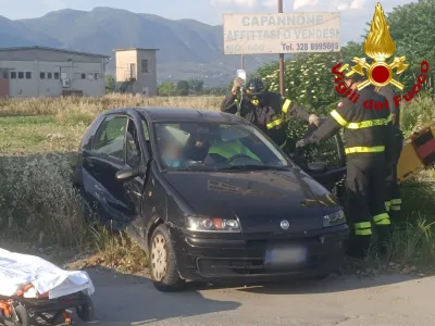 Violento incidente all’incrocio tra strada dei Confini e strada delle Campore: ferita una passeggera, estratta dai vigili del fuoco