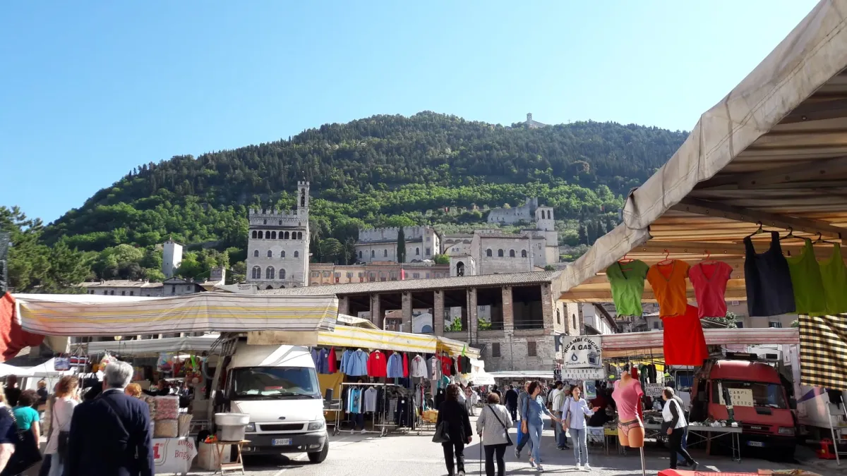 Mercato di Gubbio, verso il ritorno in Piazza Quaranta Martiri: avviate le procedure per il rientro nella sede storica
