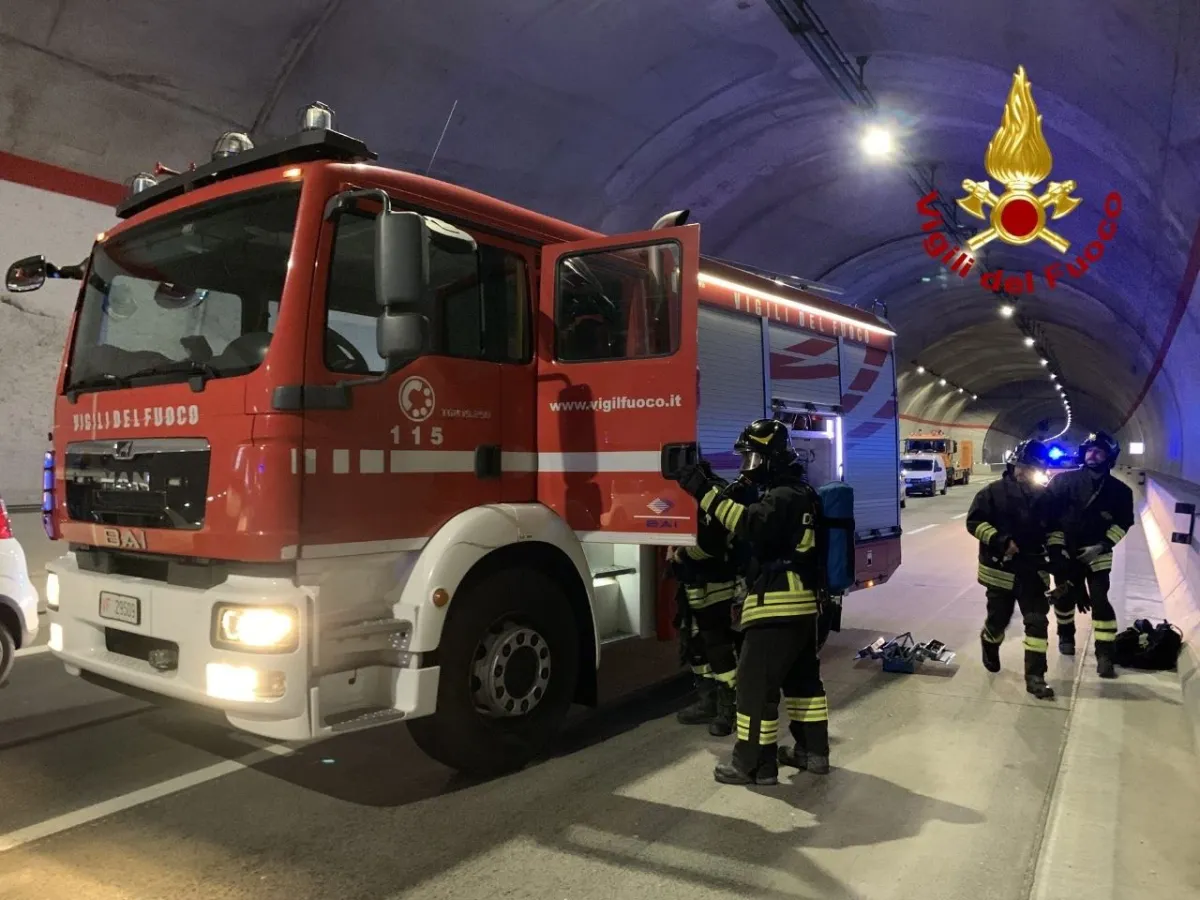 Foligno, test operativo nella galleria "Pale": soccorsi in campo per simulare un'emergenza con veicolo elettrico in fiamme