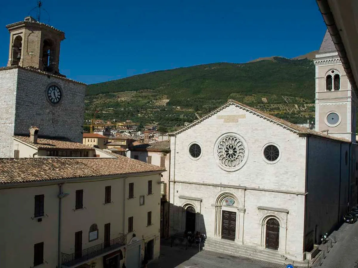 ZTL estiva a Gualdo Tadino: nuovi orari, ascensore aperto fino a mezzanotte e oltre 100 eventi per animare il centro storico