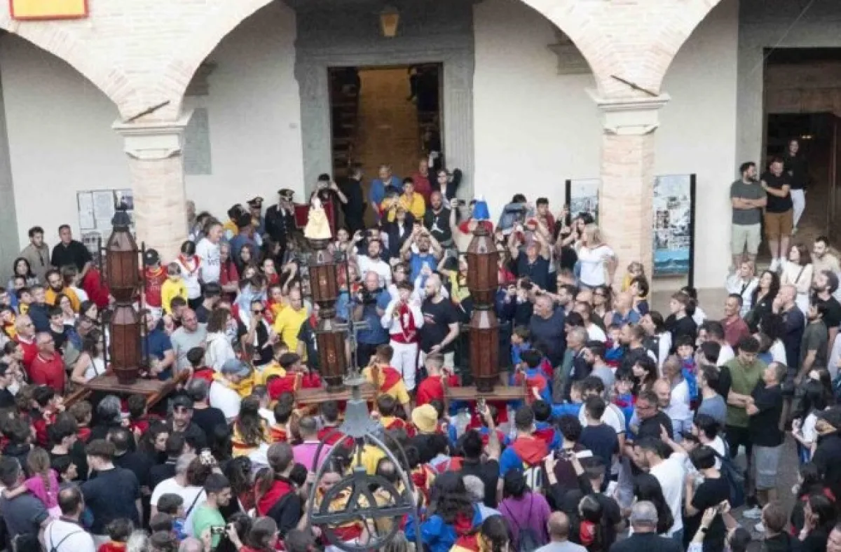 Ceri Piccoli, il Maggio Eugubino lascia ai ragazzi la scelta sulla porta della Basilica: una decisione che fa discutere