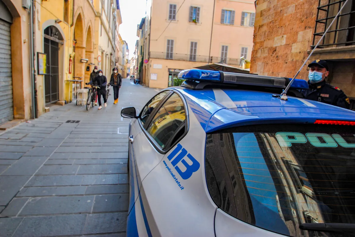 Foligno, pestato e rapinato in centro dal branco: arrestati quattro giovani dopo l’aggressione