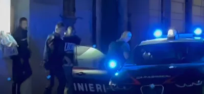 Terni, caos in viale Brin: lancia bombole di gas e mobili dalla finestra, bloccato dalle forze dell ordine