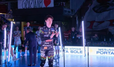 Sir, Ishikawa  ai saluti: "Esperienza fantastica, gruppo speciale. Grazie a tutti"