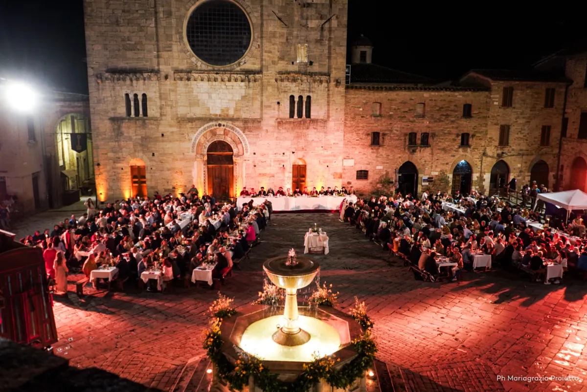 A Bevagna 400 persone per il Banchetto medievale che annuncia il Mercato delle Gaite