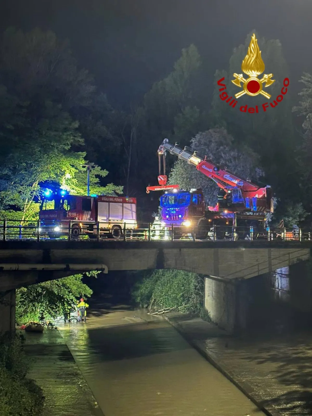 Gubbio, finisce con l'auto in un torrente. Il conducente riesce a mettersi in salvo da solo