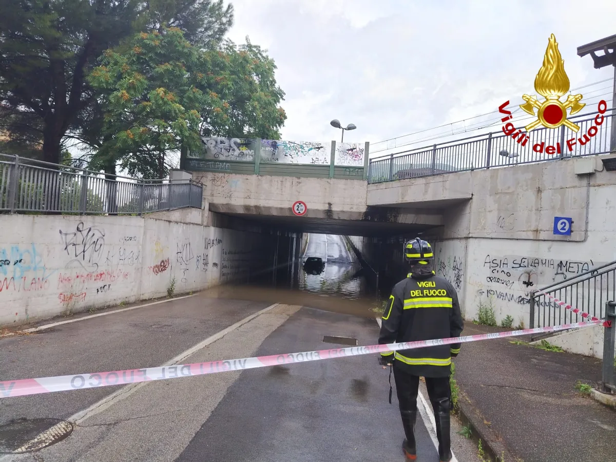 Maltempo a Terni, allagamenti e disagi dopo il violento nubifragio: intensa mattinata per i Vigili del Fuoco, salvata una giovane automobilista