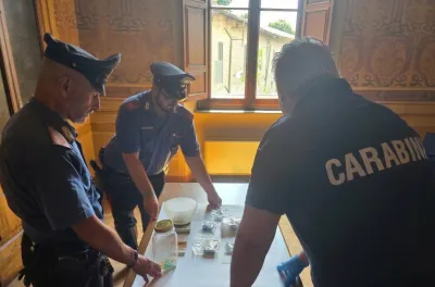 Foligno, droga nascosta nell’armadio di casa: arrestato 50enne dopo uno scambio in strada
