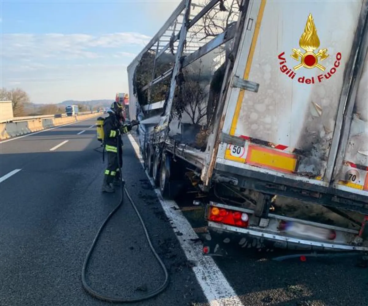 Incidente tra due mezzi pesanti sull'A1 tra Orvieto e Chiusi: disagi e traffico in tilt con code chilometriche