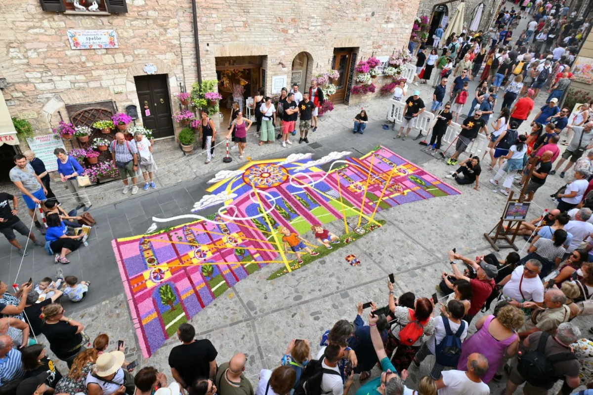 Spello, sale l'attesa per la Notte dei Fiori. Anche i turisti potranno partecipare alla preparazione delle infiorate