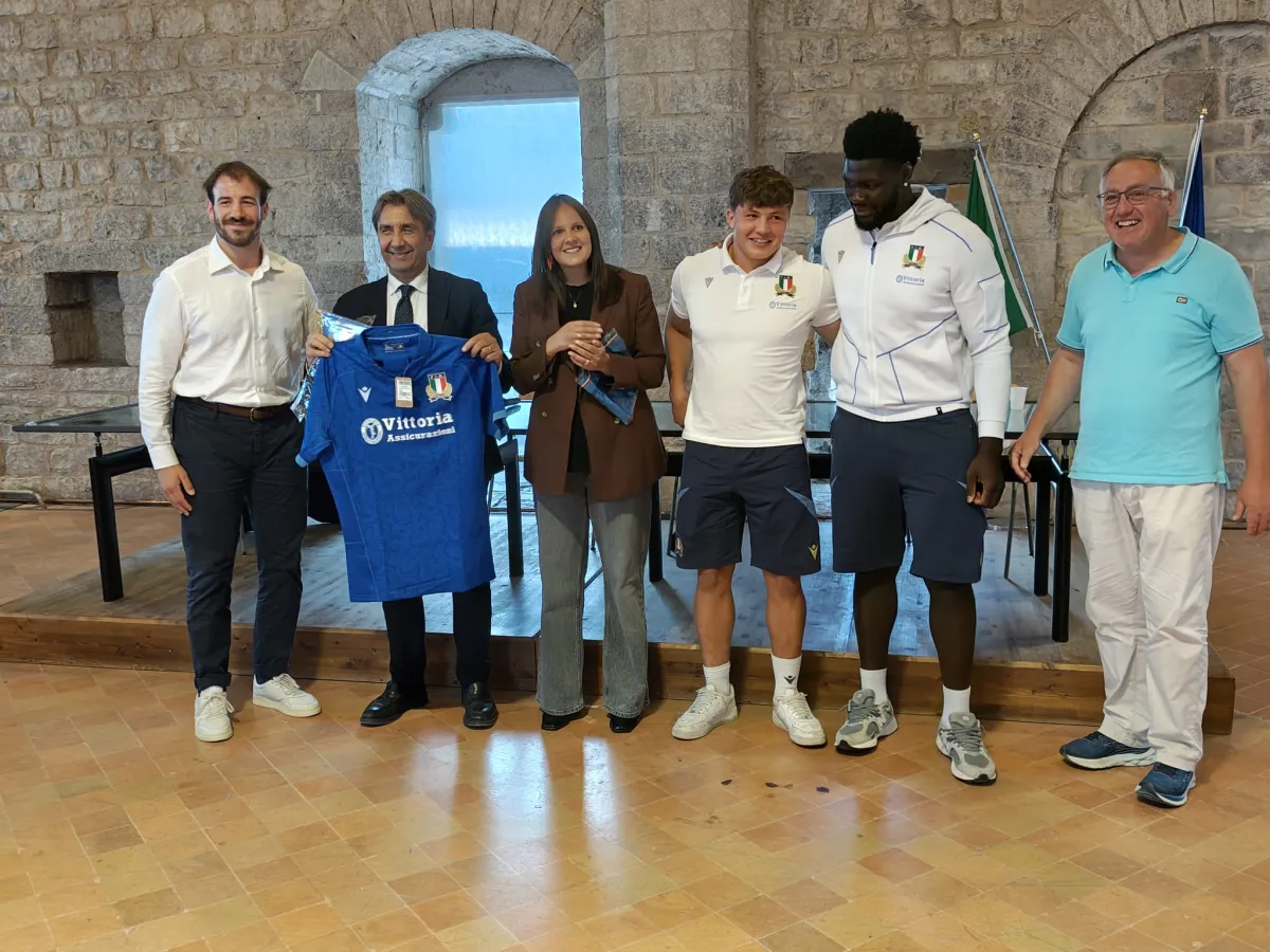Gubbio abbraccia le nazionali Under 20 di Italia e Spagna: Piazza Grande si veste di rugby tra bandiere, applausi e spirito sportivo