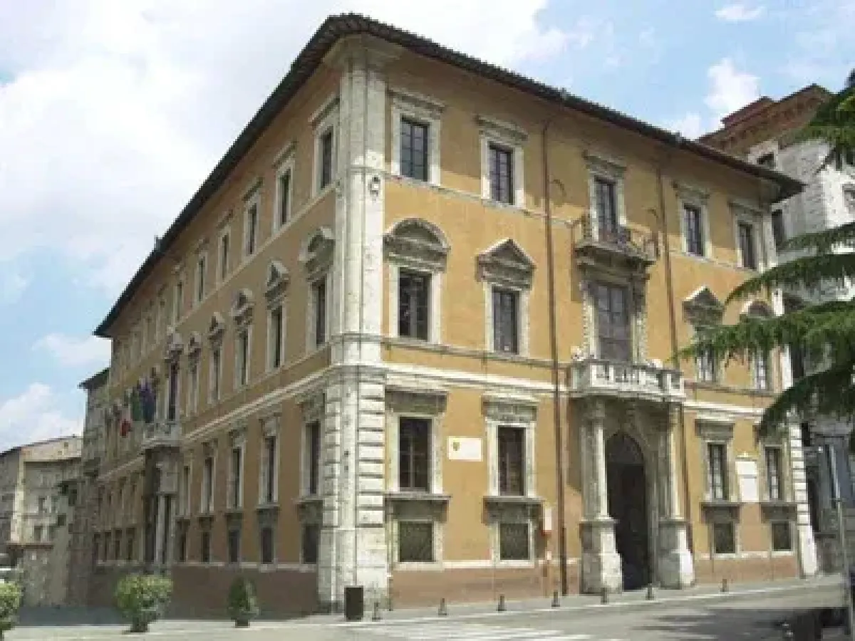 L'Umbria sostiene la Giornata della Sindrome di Tourette: Palazzo Donini si colora di turchese contro pregiudizi e disinformazione 