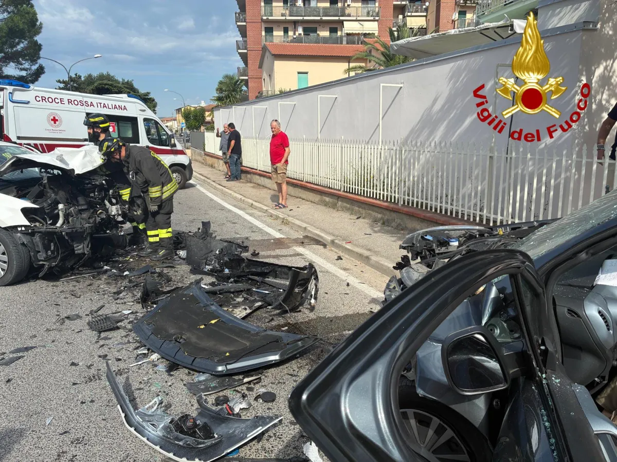 Terni, violento frontale alla Gabelletta: cinque feriti, due persone estratte dalle lamiere dai Vigili del Fuoco