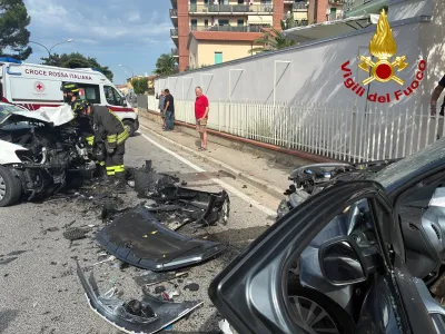 Terni, violento frontale alla Gabelletta: cinque feriti, due persone estratte dalle lamiere dai Vigili del Fuoco