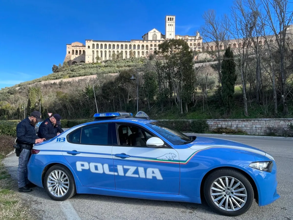 Assisi, manovra sospetta durante un controllo: trovata cocaina in auto, arrestato un giovane per spaccio