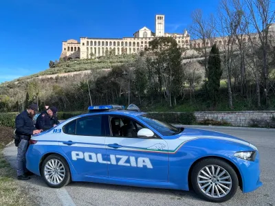 Assisi, manovra sospetta durante un controllo: trovata cocaina in auto, arrestato un giovane per spaccio