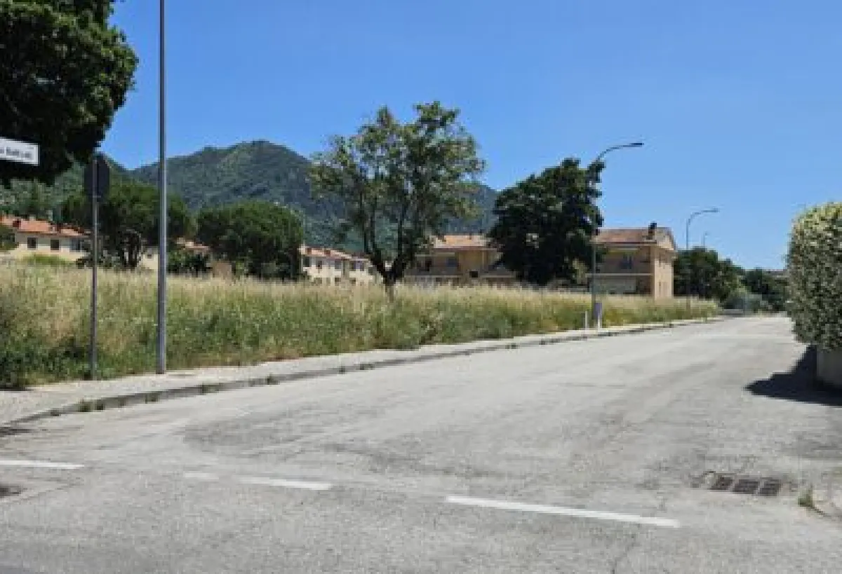 Gubbio, dall’erba alta ai parchi vissuti: le aree verdi comunali possono diventare una risorsa per la comunità