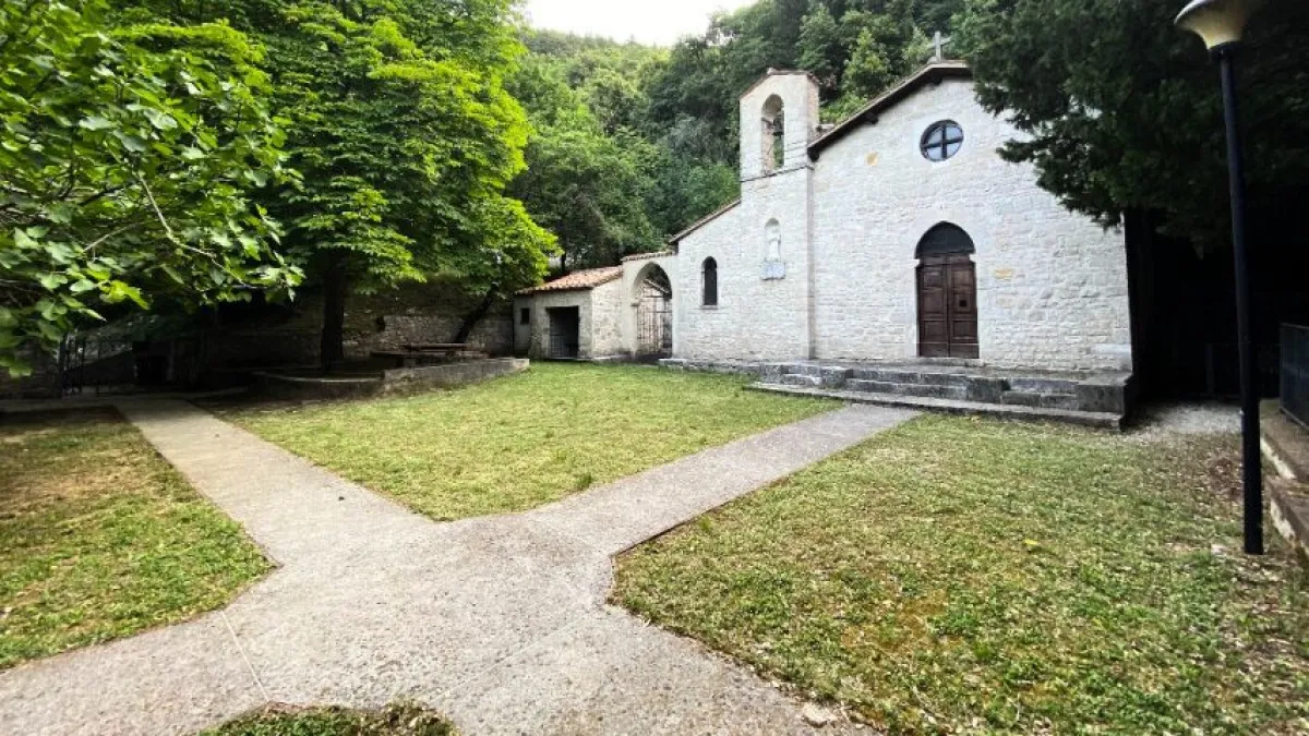 Gualdo Tadino, atti vandalici all’Eremo di Santo Marzio: fuochi nella cappellina del Beato Tommasuccio e targa danneggiata